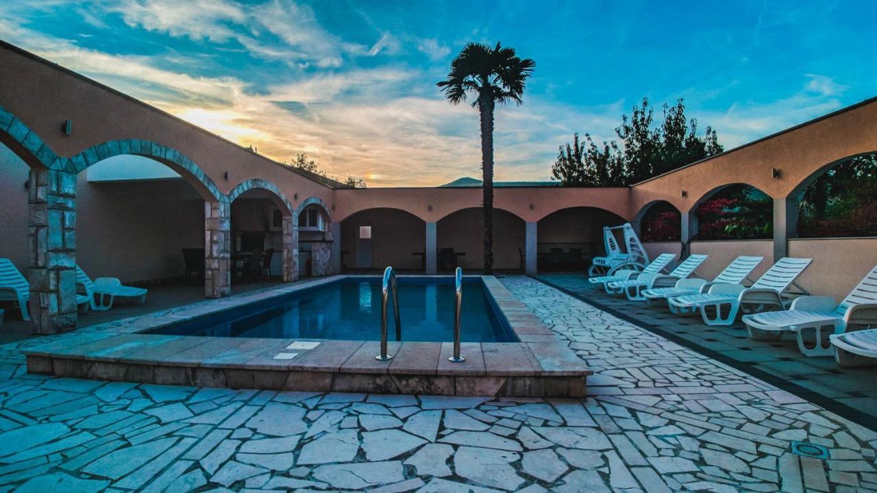Holiday Home Rozic - Villa With Private Seasonal Heated Pool Μόσταρ Εξωτερικό φωτογραφία